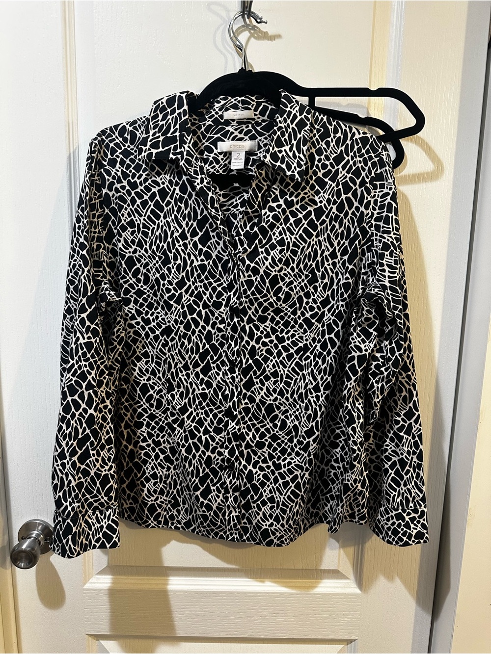 Chico's Black & White Abstract Button-Down Shirt
